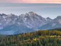 Majestatyczne Tatry o zachodzie słońca, idealne tło dla romantycznych chwil. Zakopane atrakcje dla par czekają!