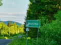 Zielony znak z napisem "Wetlina" zaprasza do odkrywania urokliwych atrakcji Bieszczad.