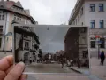 Zakopane ciekawostki: stara pocztówka z widokiem na ulicę z lat 30. XX wieku, gdzie widać ludzi, dorożki i budynki.
