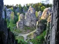 Gdzie jest skalne miasto? Wśród labiryntu piaskowcowych wież, zieleni i ścieżek, gdzie słońce maluje cienie na monumentalnych formacjach.