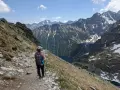Trasa na Szpiglasowy Wierch. Turystka z plecakiem idzie kamienistym szlakiem, podziwiając widok na Tatry i Morskie Oko.