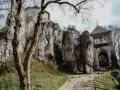 Ruiny zamku na skale, jeden z 10 najpiękniejszych miejsc w Małopolsce. Kamienna wieża z bramą i kręta ścieżka.