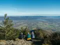Rodzina podziwia widok ze Skrzycznego. Dziecko z rodzicami cieszy się panoramą Beskidów.