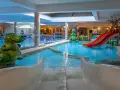 Wesołe dinozaury i zjeżdżalnie w aqua parku hotelowym zapraszają do zabawy w wodzie.