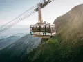 Kolejka na Kasprowy Wierch wwozi turystów na szczyt. Widok z wagonika zapiera dech w piersiach, ukazując malownicze Tatry.