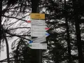 Wskazówki szlaku PTTK prowadzą do Hrobaczej Łąki, Żarnówki Małej i innych miejsc. W oddali widać tabliczkę "Gaiki 808 m n.p.m.".