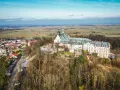 Widok z lotu ptaka na Górę Świętej Anny z klasztorem i otaczającą wioską.
