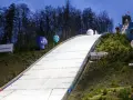 Skocznia narciarska w Wiśle przygotowana na puchar świata. Wielkie balony z logo sponsorów unoszą się nad trasą zjazdu.