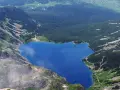 Widok na Czarny Staw Gąsienicowy z trasą turystyczną w Tatrach.