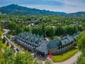 Widok z lotu ptaka na hotel Antałówka w Zakopanem, otoczony zielenią i górami w tle.