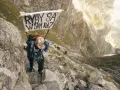 Wspinaczka na Rysy, jeden z najwyższych szczytów w Polsce. Grupa turystów pokonuje kamienisty szlak.