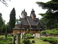 Drewniana świątynia Wang w Karpaczu, otoczona cmentarzem i drzewami. Ciekawostki o jej budowie i historii przyciągają turystów.