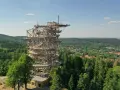 Drewniana wieża widokowa w Szklarskiej Porębie oferuje niezwykły spacer w chmurach, z którego roztacza się panorama Karkonoszy.