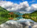 Piękne tatry słowackie z dziećmi, schronisko nad jeziorem, góry i chmury odbijające się w wodzie.