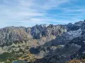 Majestatyczne Tatry z ośnieżonymi szczytami. Widok na skaliste zbocza i doliny, gdzie widać, ile ma Kasprowy Wierch.
