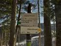 Znak szlaku na Nosalowej Przełęczy, 1103 m n.p.m. Kierunki: Polana Kuźnicka (55 min) i Polana Olczyska (20 min).