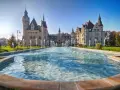 Zamek Książ z fontannami, jedna z głównych moszna atrakcje. Piękny dzień, błękitne niebo i woda tworzą magiczny widok.