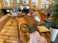 Rymanów Zdrój atrakcje dla dzieci: maluchy odkrywają drewnianą konstrukcję, która przypomina statek.