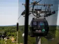 Kolejka linowa Solina: sprawdź cennik i podziwiaj widoki! Kabina wjeżdża na górę, a lasy rozciągają się pod nią.