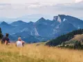 Para odpoczywa na trawiastym zboczu, podziwiając malownicze góry w Szczawnicy.