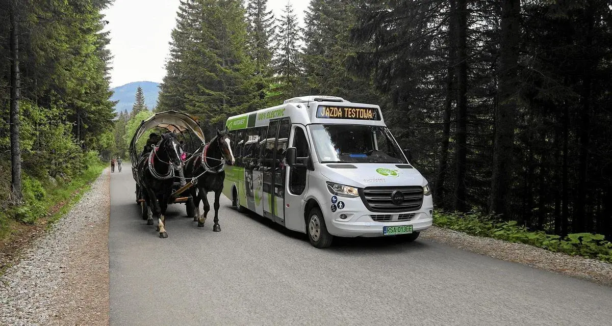 Konny zaprzęg i elektryczny bus na drodze do Morskiego Oka. Bilety na przejazd można kupić w kasie.