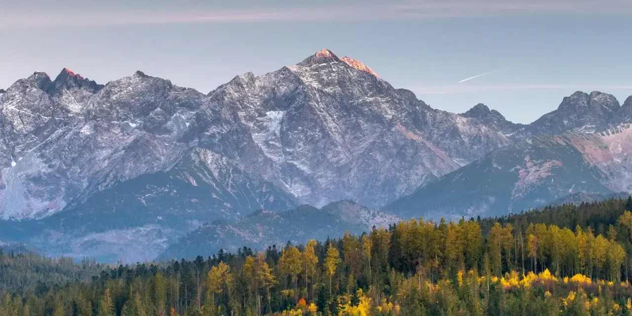 Majestatyczne Tatry o zachodzie słońca, idealne tło dla romantycznych chwil. Zakopane atrakcje dla par czekają!