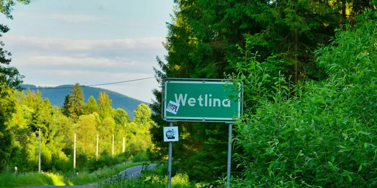 Zielony znak z napisem "Wetlina" zaprasza do odkrywania urokliwych atrakcji Bieszczad.