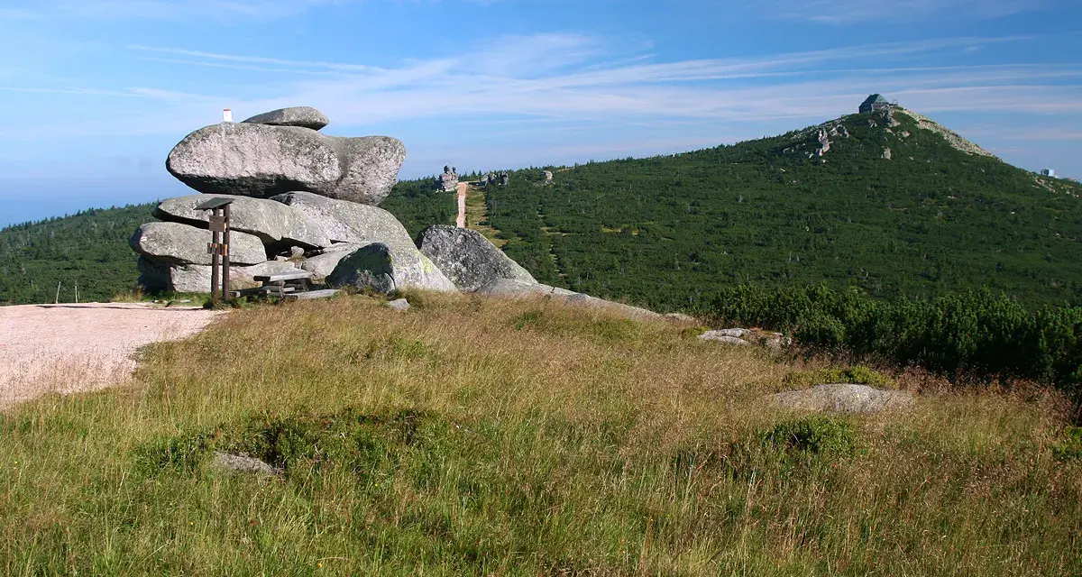 Kamienne formacje i szlak turystyczny w Karkonoszach. Ta droga przyjaźni polsko-czeskiej zaprasza do odkrywania piękna gór.