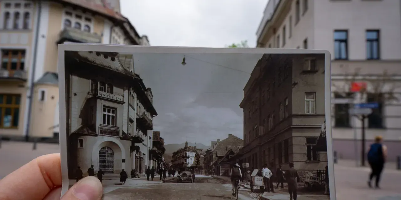 Zakopane ciekawostki: stara pocztówka z widokiem na ulicę z lat 30. XX wieku, gdzie widać ludzi, dorożki i budynki.