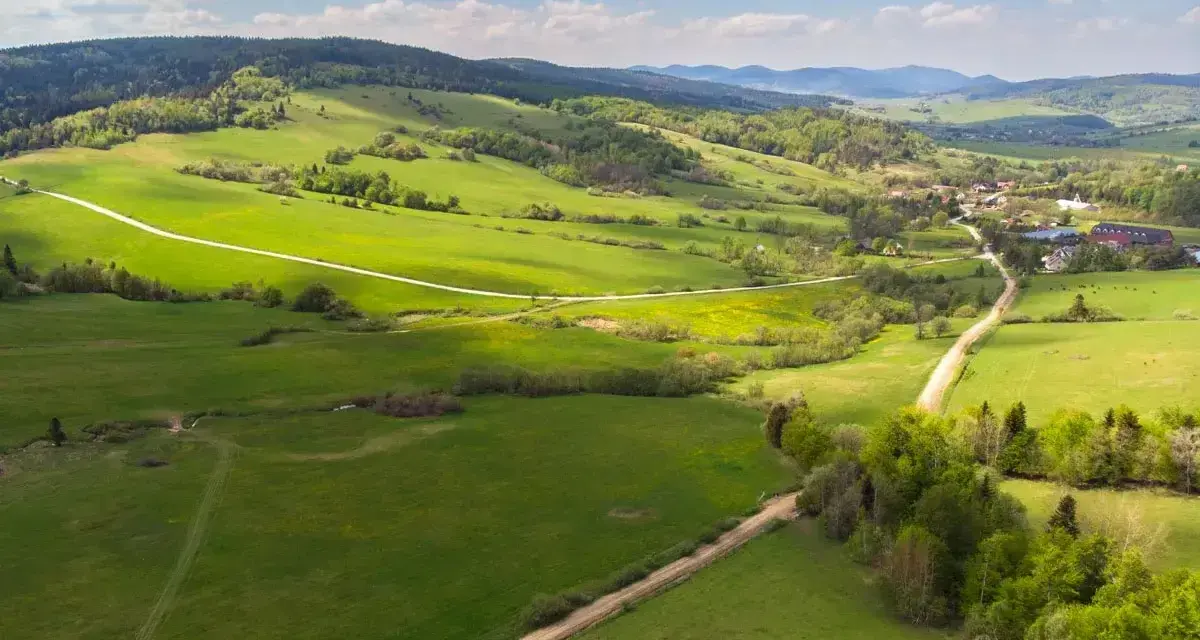 Zielone wzgórza Beskidu Niskiego, malownicze drogi i wieś. Idealne beskid niski atrakcje dla miłośników spokoju i natury.