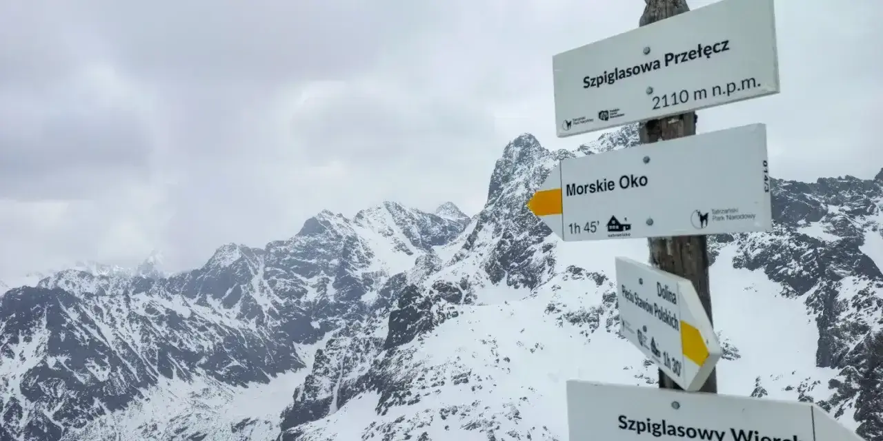 Zimowy krajobraz Tatr z drogowskazami na Szpiglasową Przełęcz, Morskie Oko i Szpiglasowy Wierch.