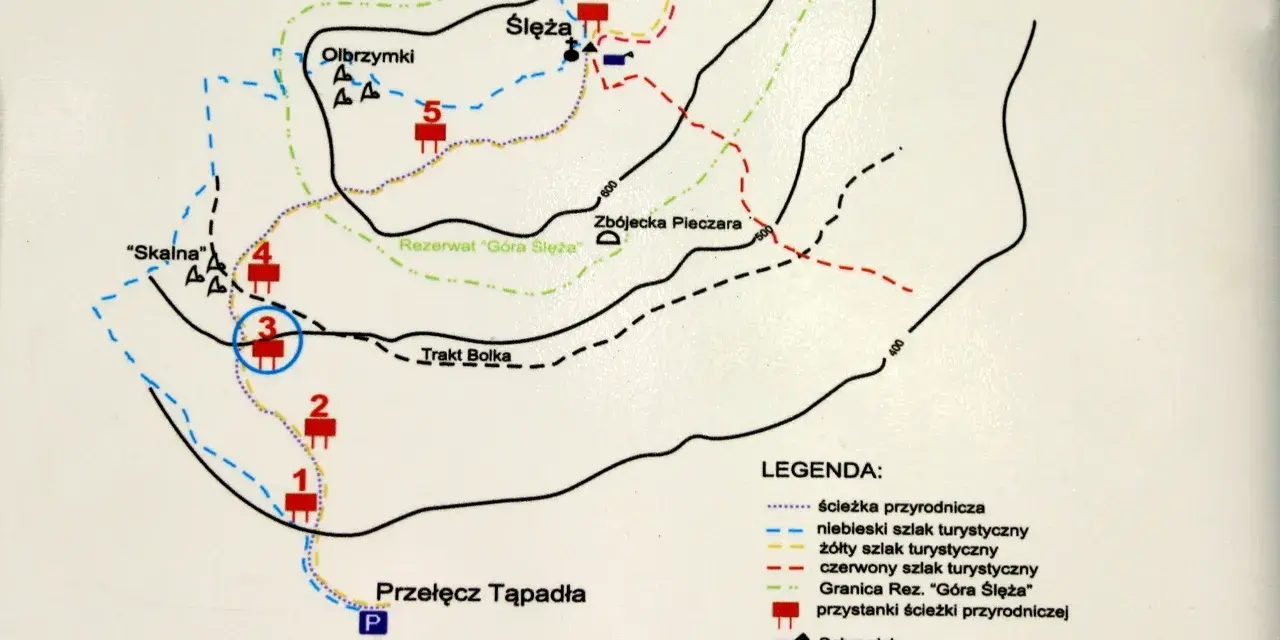 Mapa szlaków turystycznych i przyrodniczych w rejonie Przełęczy Tąpadła. Widać tu m.in. szczyt Ślęży, schronisko, groty i punkty widokowe.