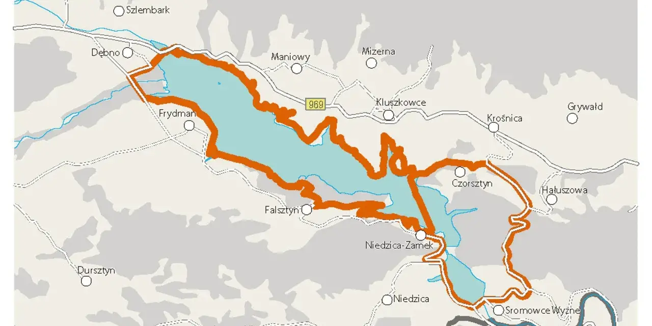 Mapa z zaznaczoną pomarańczową obwódką wokół jeziora. Widoczne miejscowości: Czorsztyn, Niedzica, Frydman. Idealna velo czorsztyn trasa.