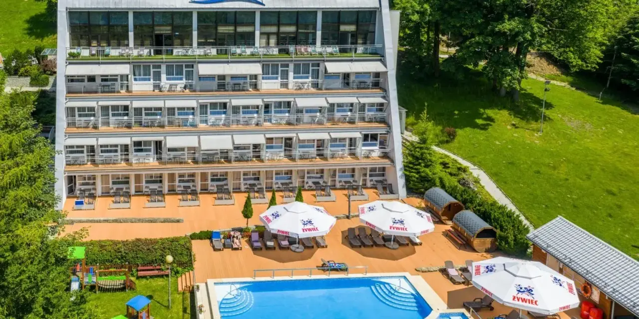 Idealne wisła noclegi z wyżywieniem i basenem. Hotel z basenem, placem zabaw i saunami, otoczony zielenią.
