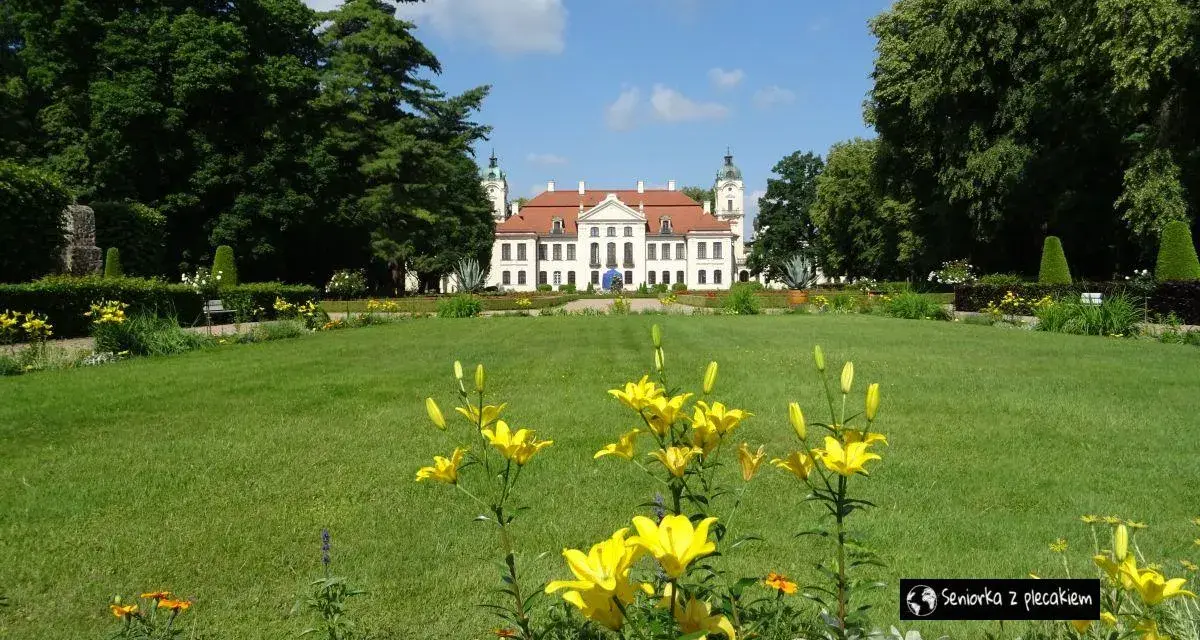 Pałac w Kozłówce otoczony ogrodem z kwitnącymi liliami. Wspaniałe kozłówka atrakcje dla każdego.