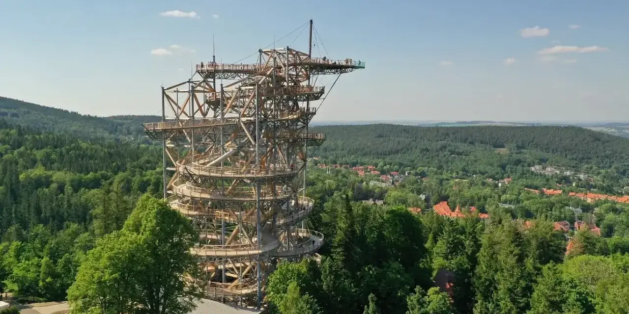 Drewniana wieża widokowa w Szklarskiej Porębie oferuje niezwykły spacer w chmurach, z którego roztacza się panorama Karkonoszy.