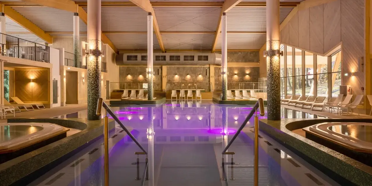 Szczyrk atrakcje na niepogodę: kryty basen z podgrzewaną wodą i jacuzzi, idealne miejsce na relaks.