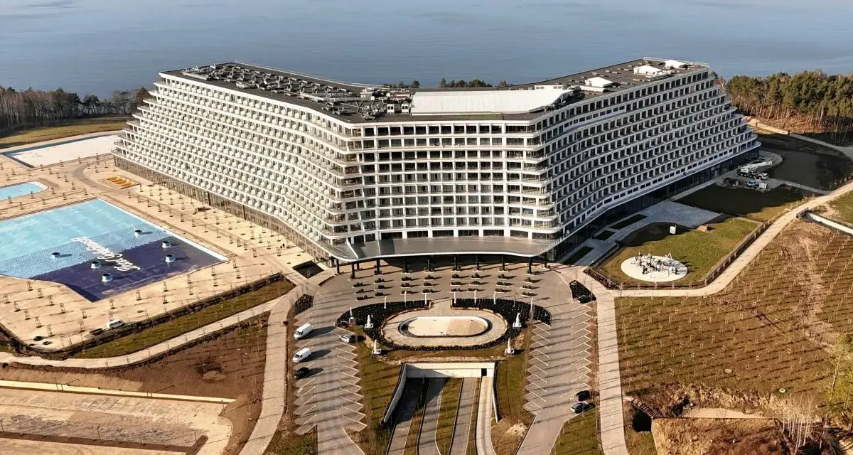 Nowy Hotel Gołębiewski w Mielnie, z basenami i widokiem na morze. Czy to on jest najstarszy?