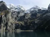 Majestatyczne, ośnieżone szczyty górskie nad spokojnym jeziorem. Idealne miejsce na weekend w Tatrach.