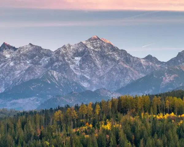 Majestatyczne Tatry o zachodzie słońca, idealne tło dla romantycznych chwil. Zakopane atrakcje dla par czekają!