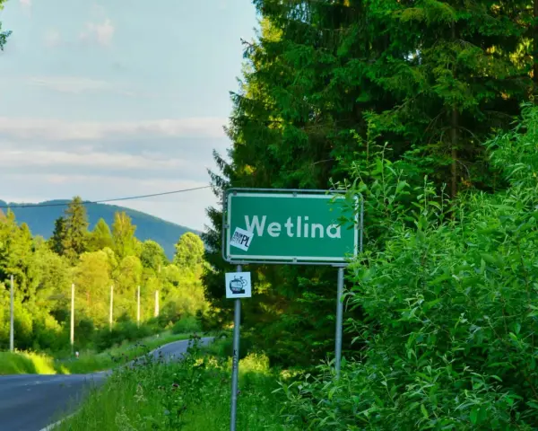 Zielony znak z napisem "Wetlina" zaprasza do odkrywania urokliwych atrakcji Bieszczad.
