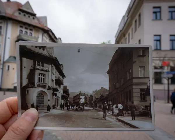 Zakopane ciekawostki: stara pocztówka z widokiem na ulicę z lat 30. XX wieku, gdzie widać ludzi, dorożki i budynki.
