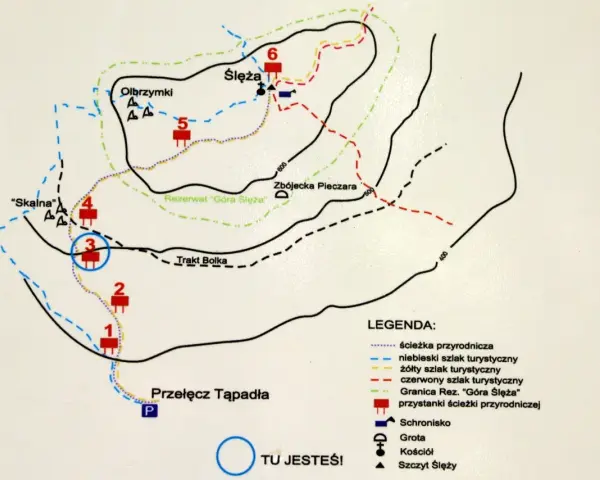 Mapa szlaków turystycznych i przyrodniczych w rejonie Przełęczy Tąpadła. Widać tu m.in. szczyt Ślęży, schronisko, groty i punkty widokowe.