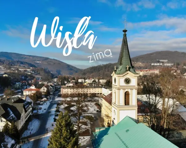 Zimowa Wisła zachwyca widokiem na kościół i ośnieżone góry. Odkryj atrakcje zimą w Beskidach!