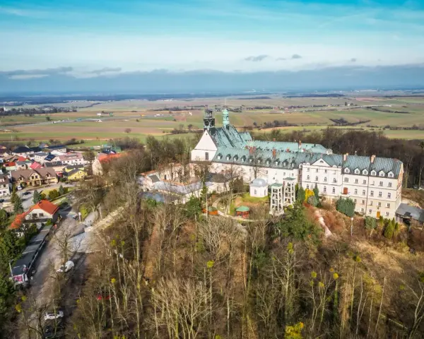 Widok z lotu ptaka na Górę Świętej Anny z klasztorem i otaczającą wioską.