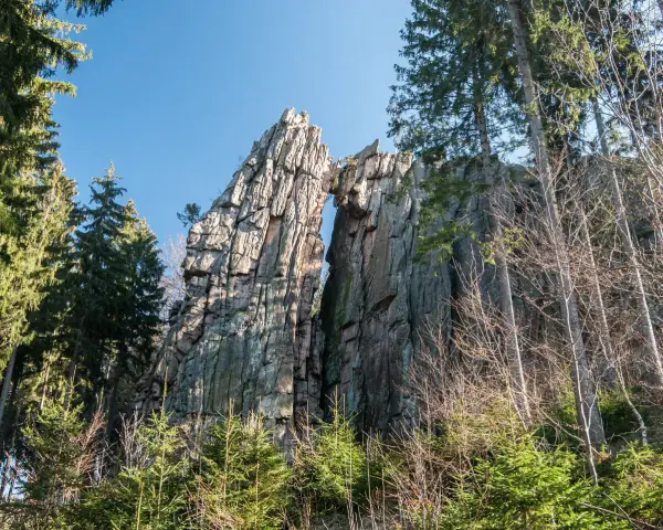 Skalny most w lesie, z widocznymi śladami dawnych wyrobisk rudawy.
