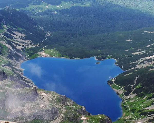 Widok na Czarny Staw Gąsienicowy z trasą turystyczną w Tatrach.