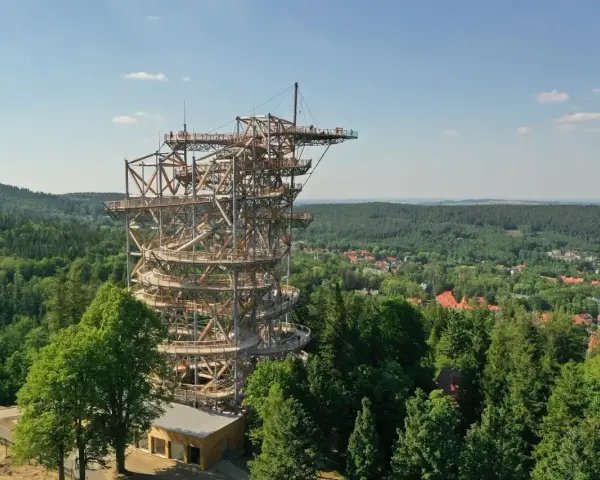Drewniana wieża widokowa w Szklarskiej Porębie oferuje niezwykły spacer w chmurach, z którego roztacza się panorama Karkonoszy.