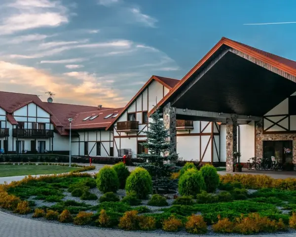 Malowniczy mikołajki resort spa z charakterystyczną architekturą i zadbanym ogrodem.