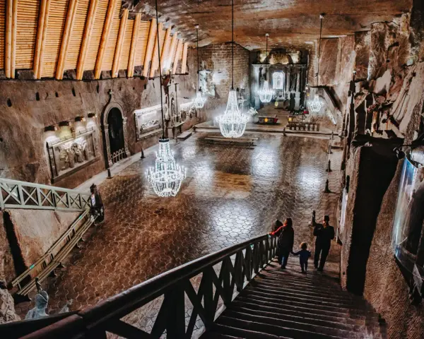 Wielka komora w kopalni soli w Wieliczce, z kryształowymi żyrandolami. Sprawdź kopalnia soli wieliczka cennik, by poznać ceny biletów.